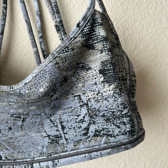 LuluLemon Sports Bra Strappy Back Gray Black Beige Geo Snake Design Size 6 - Picture 3 of 11